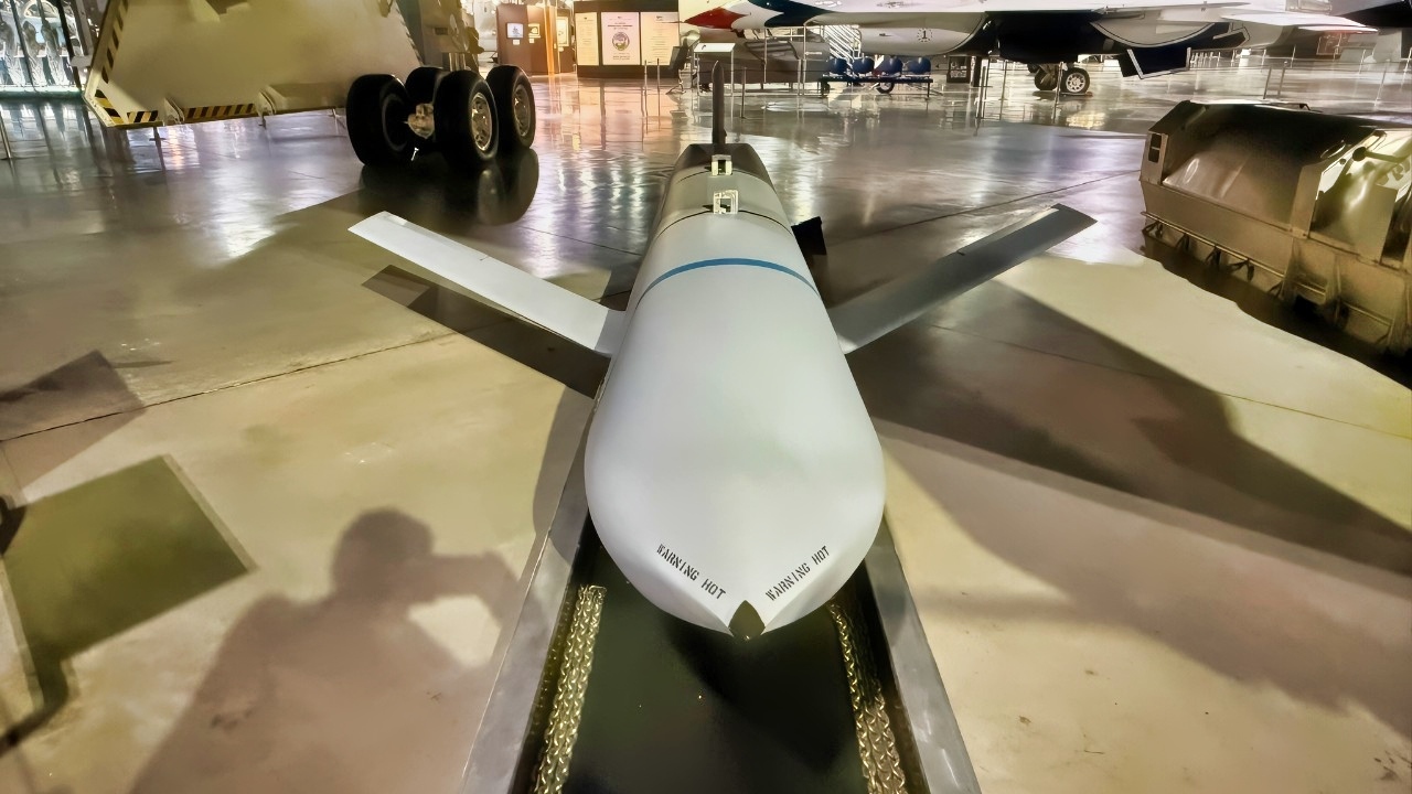 AGM-158 JASSM防区外隐身弹体流体力学RCS缩比模型